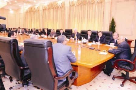 >  باسندوة لدى استقباله الوفد الاقتصادي والاستثماري الروسي أمس